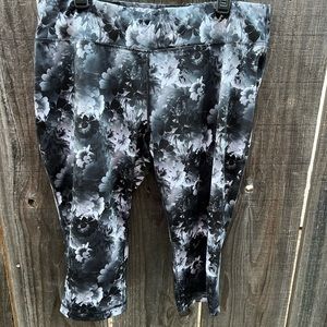 Danskin black & white floral gorgeous crop active leggings